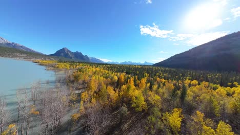 vista de avión no tripulado sobre el lago abraham en la temporada de otoño