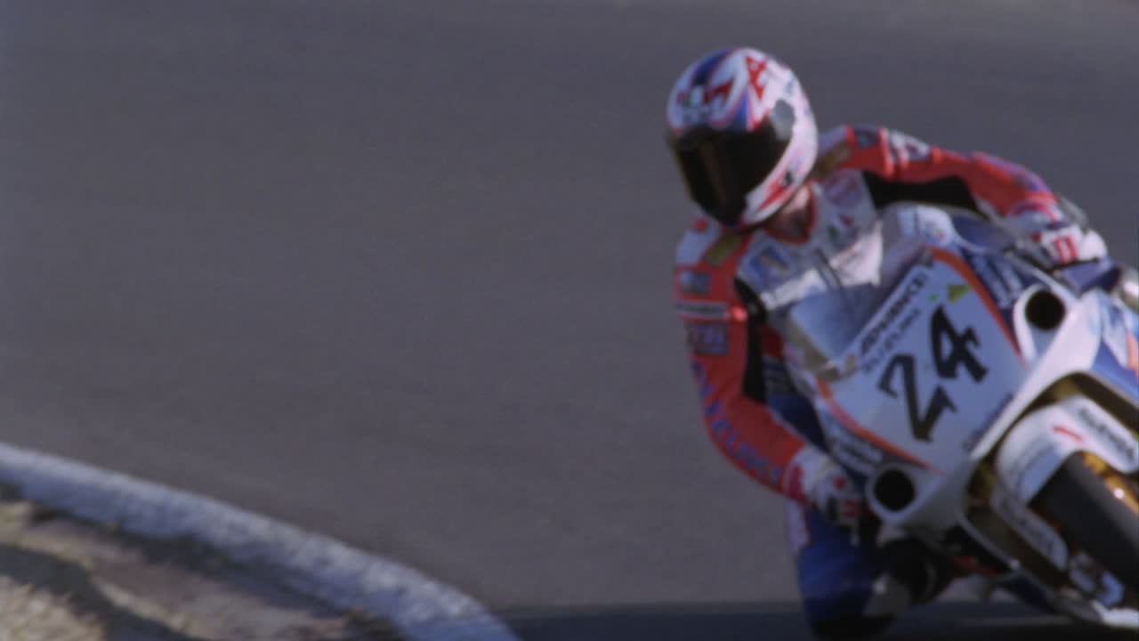 Motocyklista pokonuje zakręt na torze