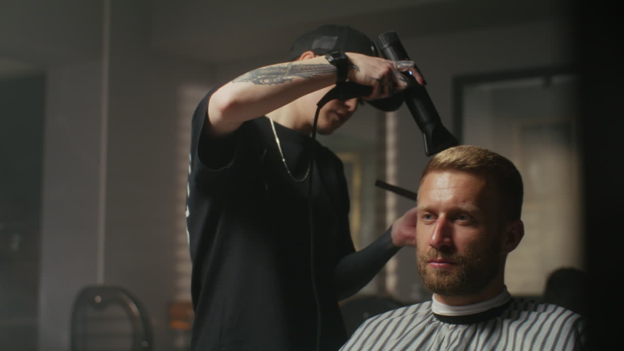 un hombre se corta el cabello en la barbería.