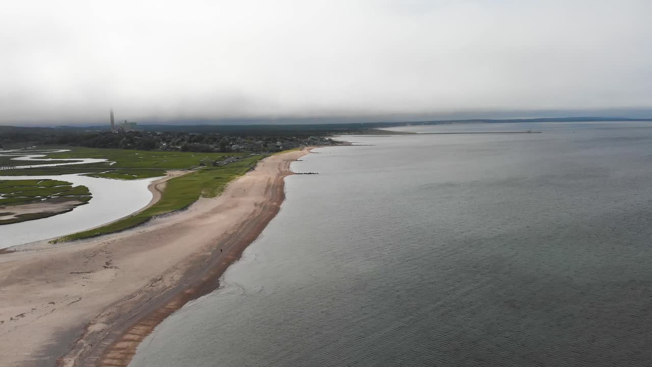 Droneoptagelser fra høj vinkel af Town Neck Beach i Sandwich, MA, Cape Cod