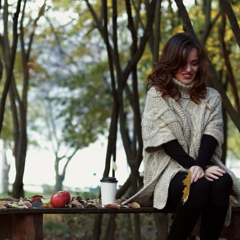 mujer elegante caminando en un parque