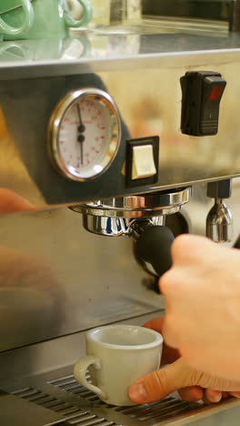 hombre haciendo una taza de café