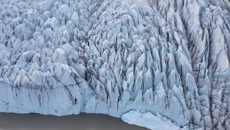 Afiladas-Capas-De-Hielo-Irregulares-En-El-Espectacular-Glaciar-Fjallsárlón,-Antena