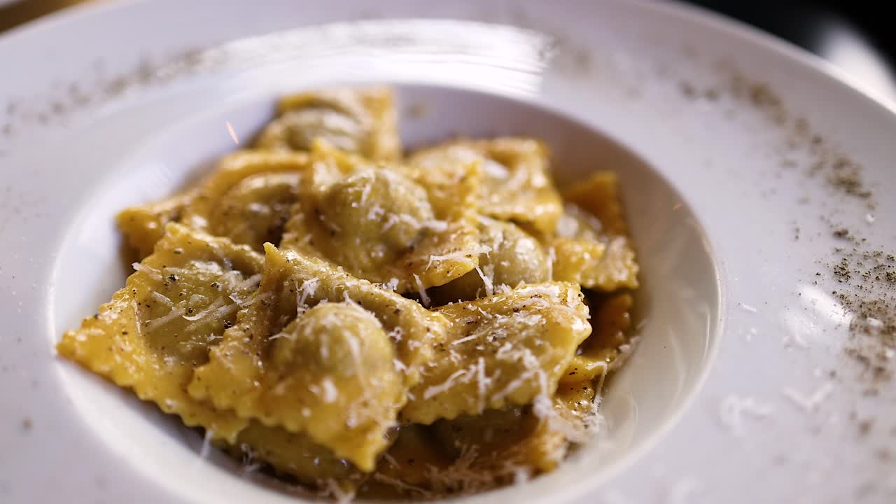 ラヴィオリ (ラヴィオリ) チーズとチーズのトッピング