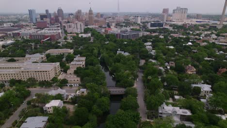 Toma-Aérea-Del-Centro-De-San-Antonio,-Texas,-A-Lo-Largo-Del-Río.