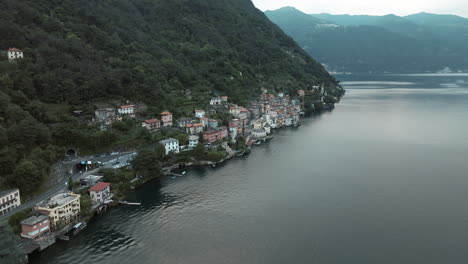 Vista-De-La-Ciudad-De-Brienno-A-Lo-Largo-De-La-Pintoresca-Costa-Del-Lago-De-Como,-Italia,-Vista-Desde-Un-Dron-Volador