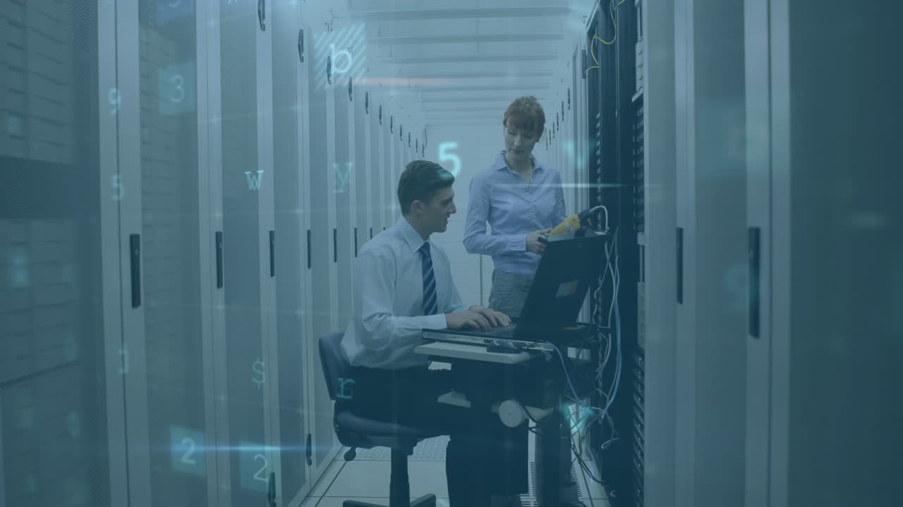 animación de advertencia de ataque cibernético sobre personas caucásicas en la sala del servidor