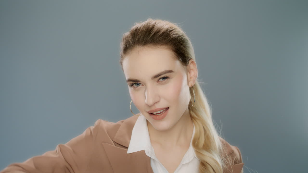 счастливая деловая женщина думает об идее в студии. портрет улыбающегося человека имеет идею