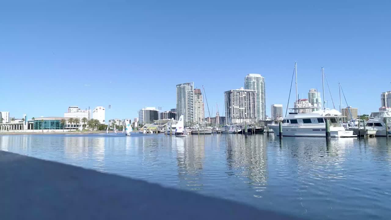 플로리다 마리나에서 요트를 지나 항해하는 작은 범선의 4k 비디오