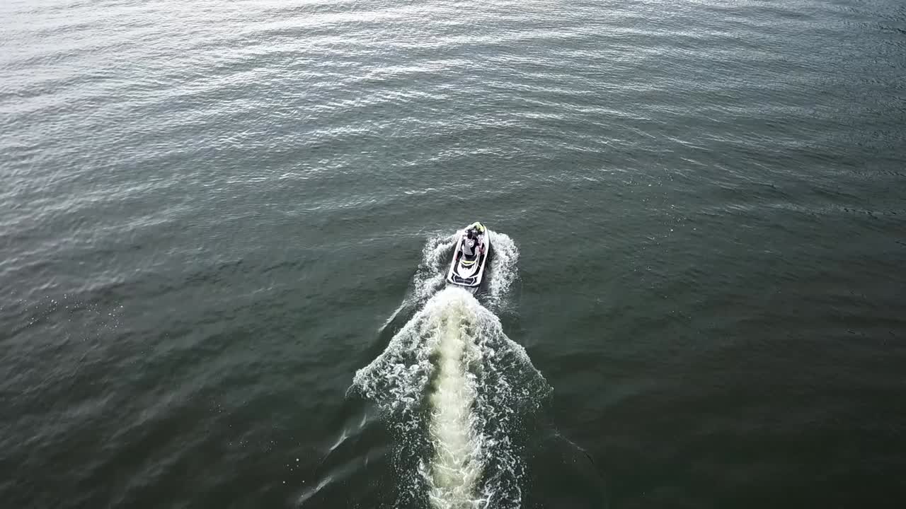 플로리다의 열린 녹색 호수를 통해 빠른 속도로 움직이는 선박의 공중 추적
