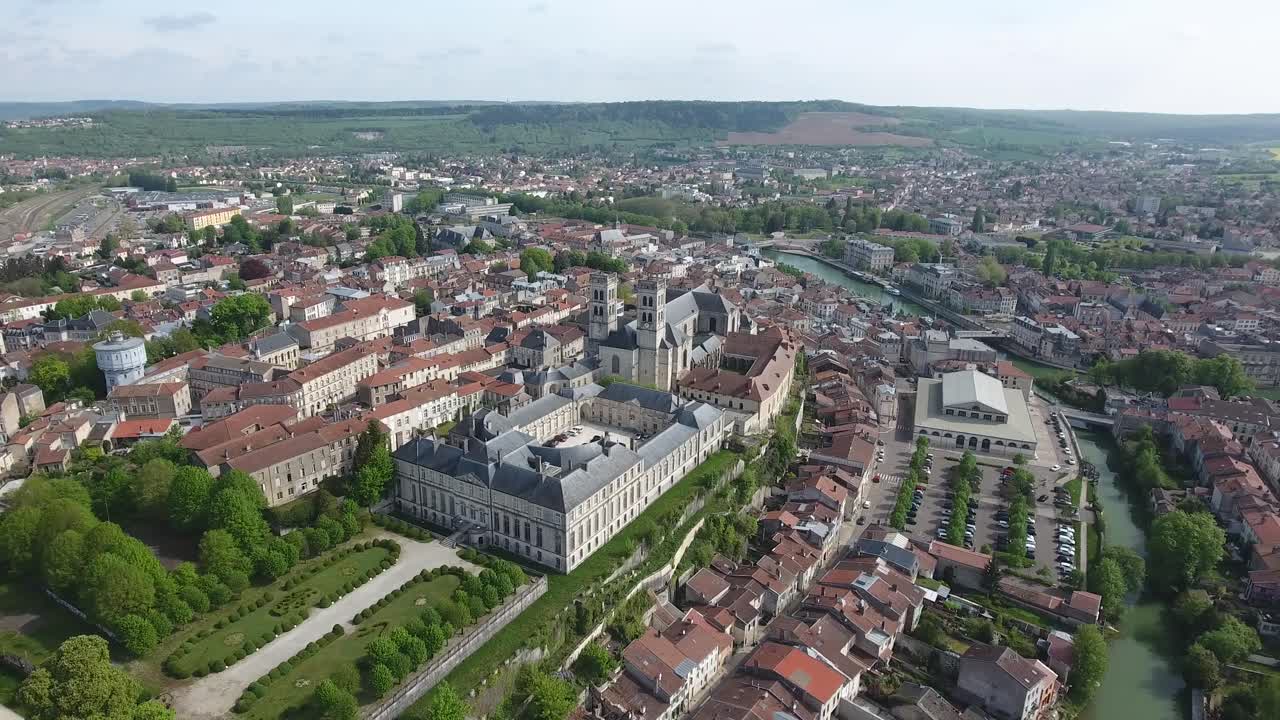 volando en avión no tripulado hacia la catedral de verdun en lorraine, francia.