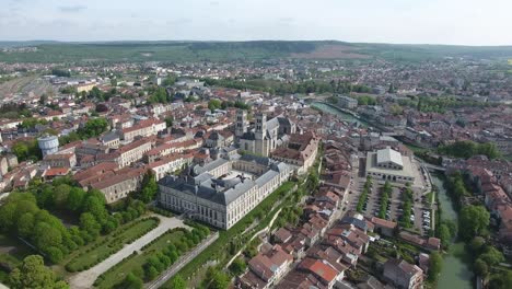 Flug-Mit-Der-Drohne-Zur-Kathedrale-Von-Verdun-In-Lothringen,-Frankreich.-Sonniger-Tag