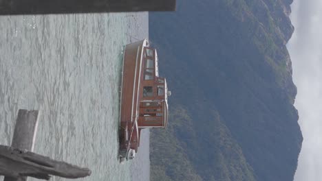 Ein-Rotes-Boot-Auf-Einem-See-Mit-Wäldern-Und-Bergen-Im-Hintergrund-In-Patagonien,-Argentinien