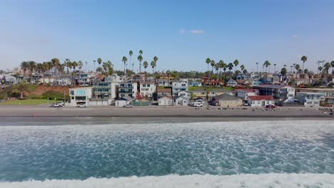 las olas rompiendo sobre la costa en la ciudad de oceanside, california