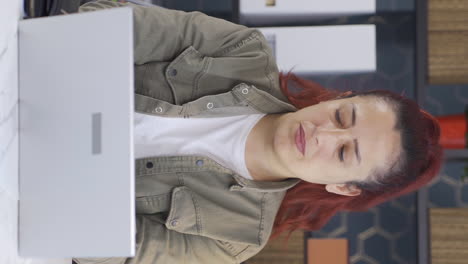 Vertical-video-of-Business-woman-showing-his-empty-wallet-to-the-camera.