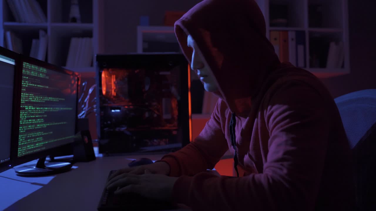 un hacker masculino usando una computadora para cometer un crimen.