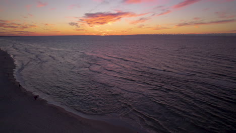 Luftdrohne-Rückwärts-Bewegter-Schuss-Des-Strandes-Entlang-Der-Ostsee-In-Krynica-Morska,-Polen-Bei-Sonnenuntergang