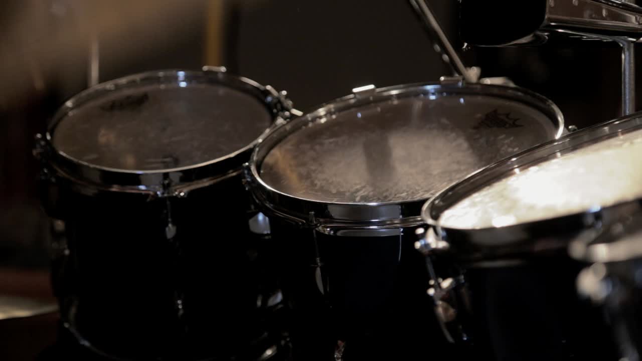 un baterista tocando se llena rápidamente