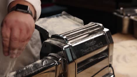 chef usando una máquina de pasta