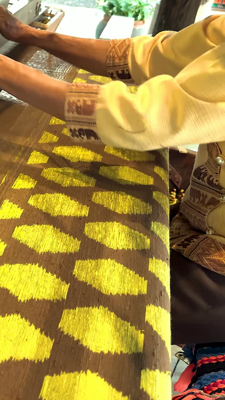 mujer tejiendo tela tradicional en el telar