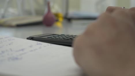 mujer tomando notas