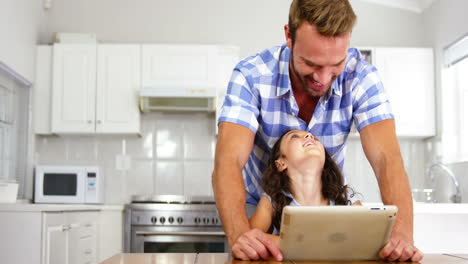 Hija-Y-Padre-Riéndose-Frente-A-Una-Tableta