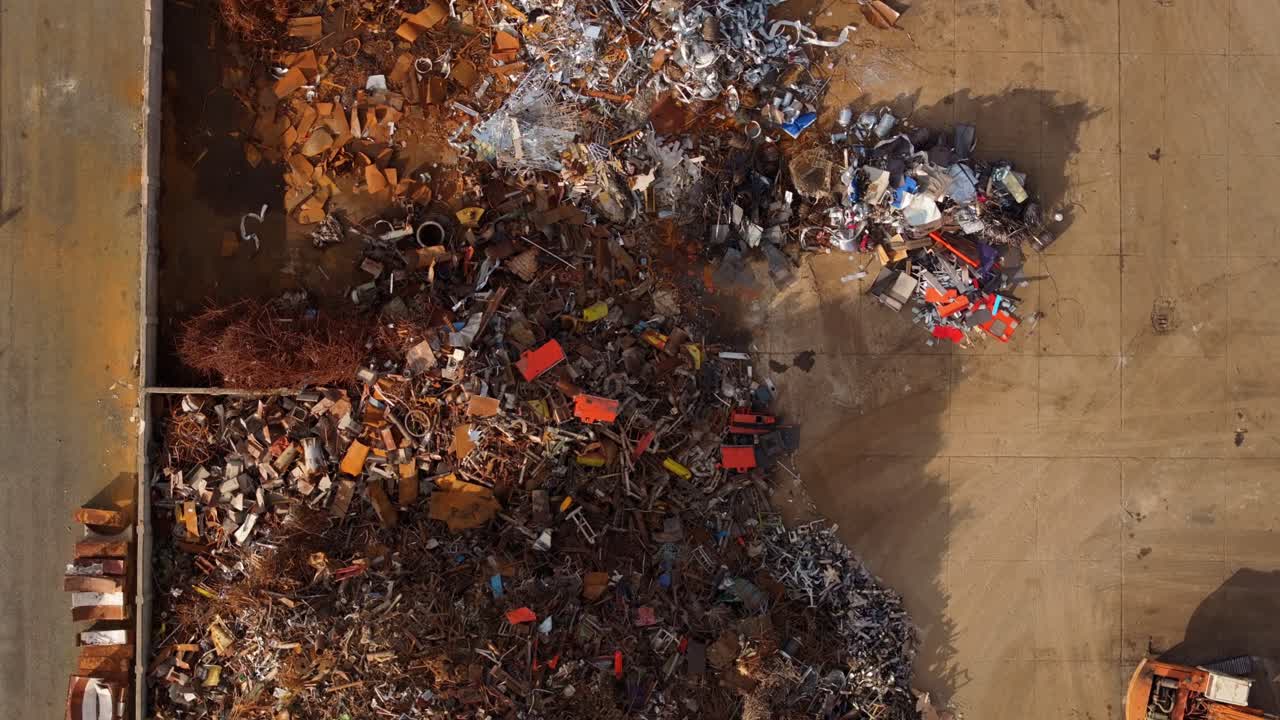 Imagens aéreas de uma sucataria processando peças de metal trituradas, Albânia