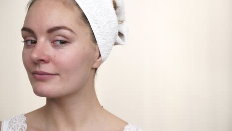 mujer con toalla en la cabeza sin maquillaje 4k