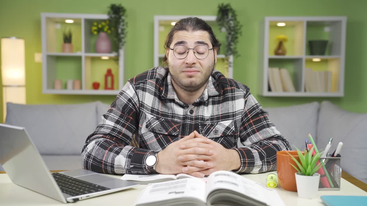 el hombre la miró con disgusto.