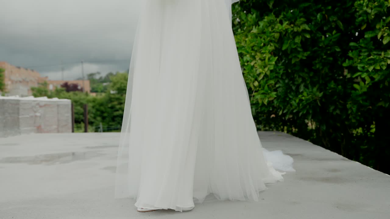 la parte inferior del vestido blanco de una novia fluye suavemente hacia afuera