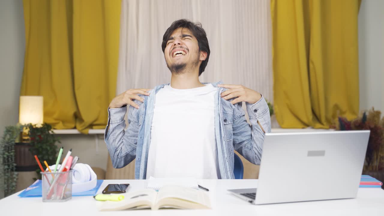 관절 통증이 있는 남성 학생은 피곤하고 느슨합니다.