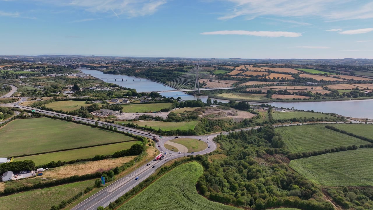 Panoramica delle località epiche dell'Irlanda, uscita dell'infrastruttura di trasporto M9 per Waterford City e il Sud-Est.