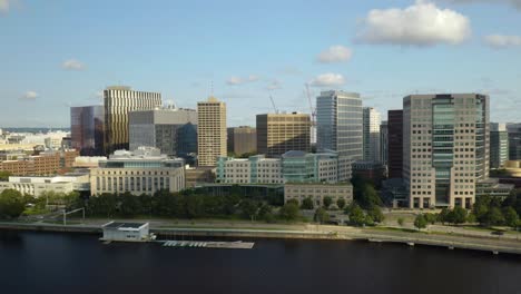 Skyline-Von-Cambridge,-Massachusetts-An-Einem-Schönen-Sommertag-Von-Charles-River