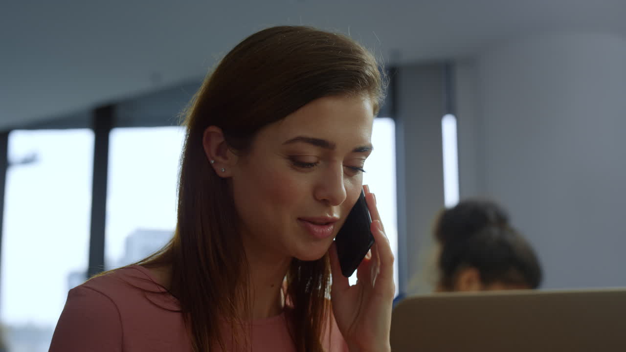 mujer de negocios contestando una llamada telefónica