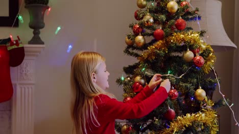 chica en casa en tiempo de navidad