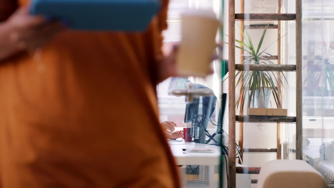 사람들과 함께하는 현대적인 사무실 작업 공간