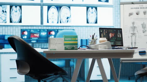 oficina de atención médica espaciosa y vacía con equipos médicos modernos