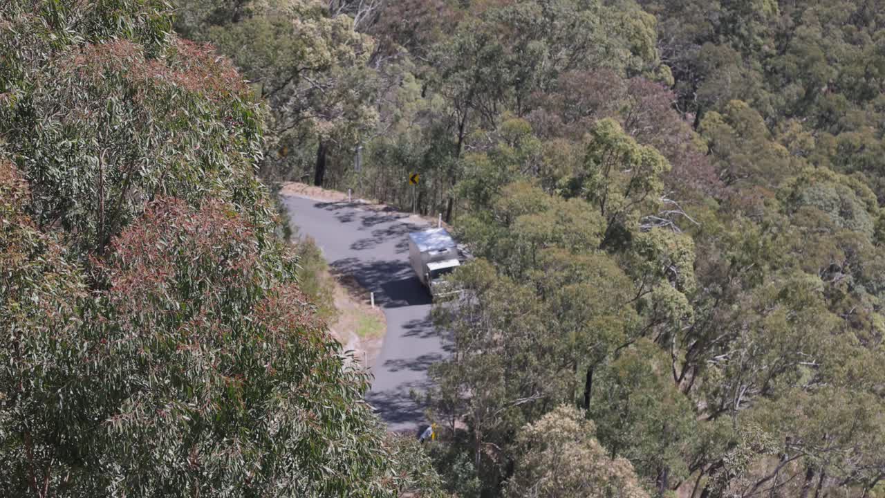 비나 부라 의 숲 이 있는 도로 를 가로질러 운행 하는 트럭