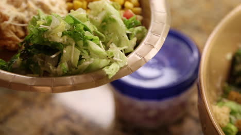 Salat-Wird-Zum-Abendessen-Mit-Einer-Zange-Auf-Den-Teller-Gegeben