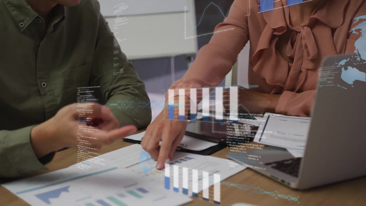 animación de gráficos, globo, lenguaje informático sobre diversos colegas analizando el informe en la oficina