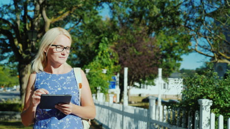 Frau-Mit-Tablet-Auf-Vorstadtstraße