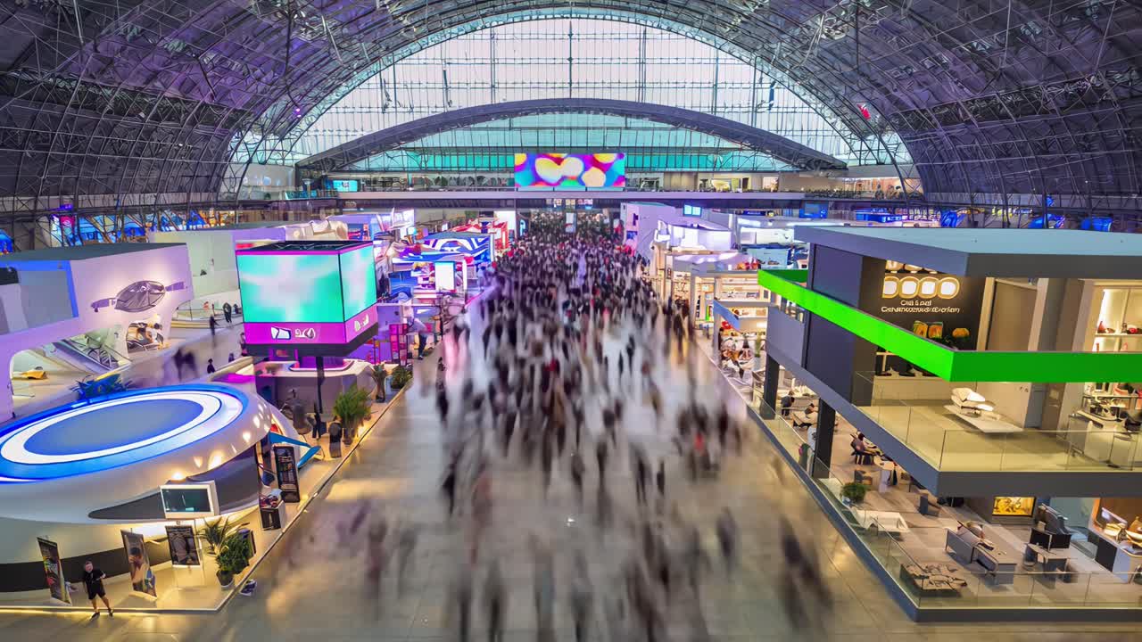 Inquadratura grandangolare di una vivace fiera commerciale, che cattura movimenti dinamici come un video time-lapse