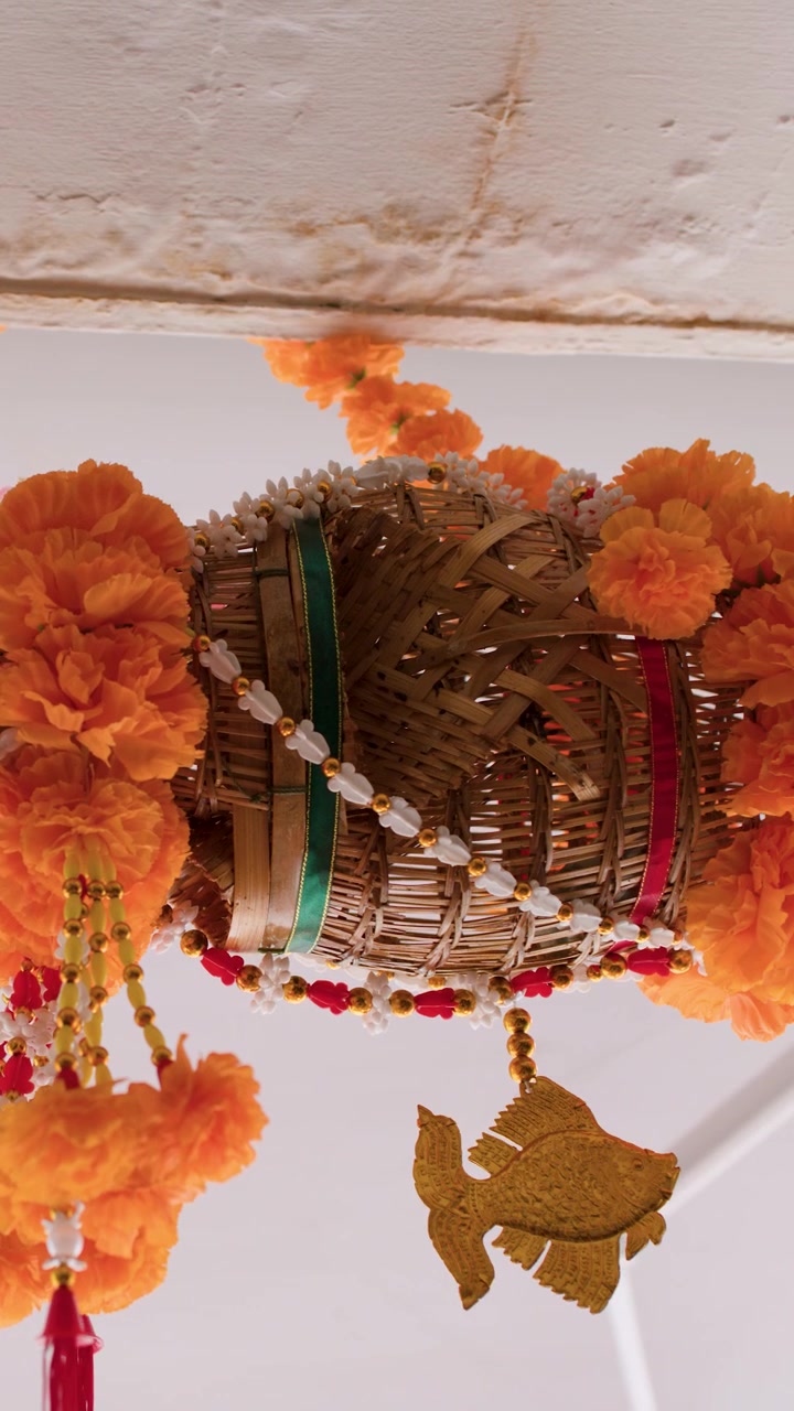 Decorazione pendente tradizionale indiana con fiori di calendula e ornamento a forma di pesce