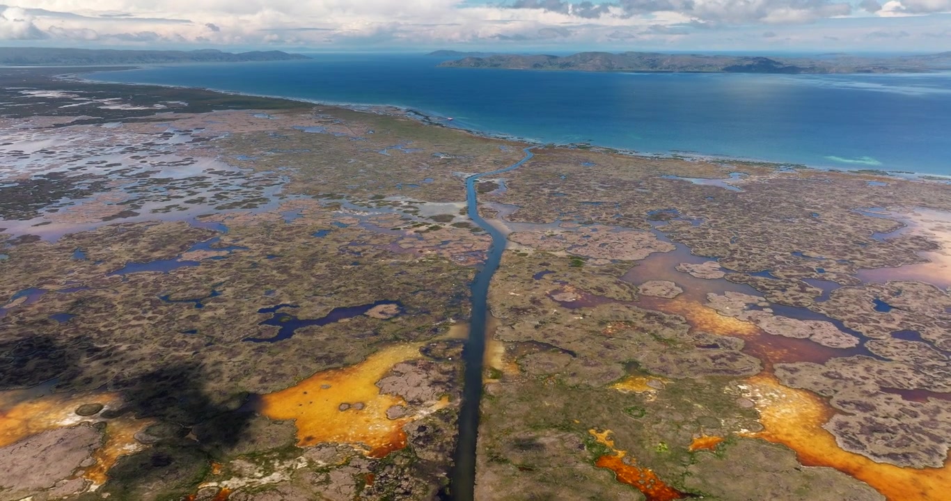 Ilhas flutuantes de junco únicas, feitas pelo homem, chamadas Uros, lar do povo indígena Uru no Lago Titicaca, perto de Puno, Peru. Vista aérea frontal, paisagem