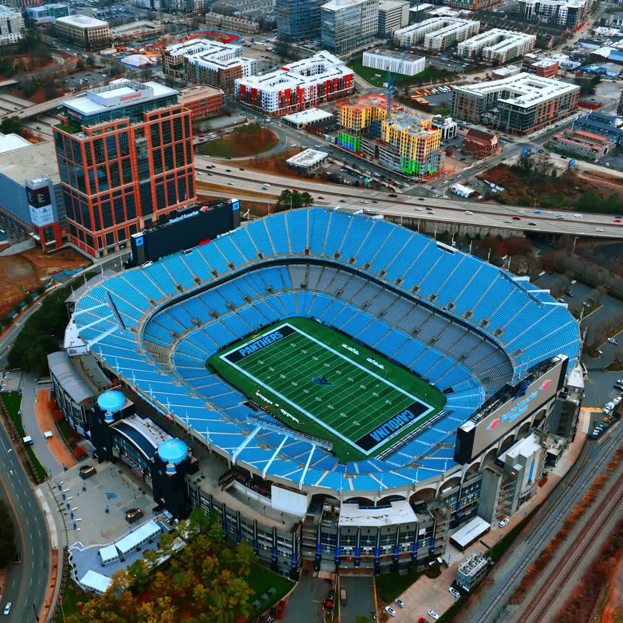Avvicinamento alla struttura dello stadio nel centro di Charlotte, Carolina del Nord, USA. Paesaggio urbano ripreso da drone