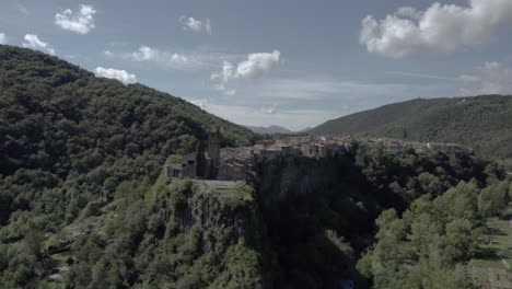 el video panorámico del avión no tripulado muestra la impresionante belleza de castellfollit de la roca, españa: pueblo medieval situado en lo alto de un impresionante acantilado volcánico