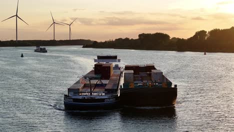 Zwei-Aneinander-Gebundene-Frachtschiffe,-Die-Auf-Einem-Fluss-Fahren,-Transportieren-Container-Ins-Landesinnere-Der-Niederlande