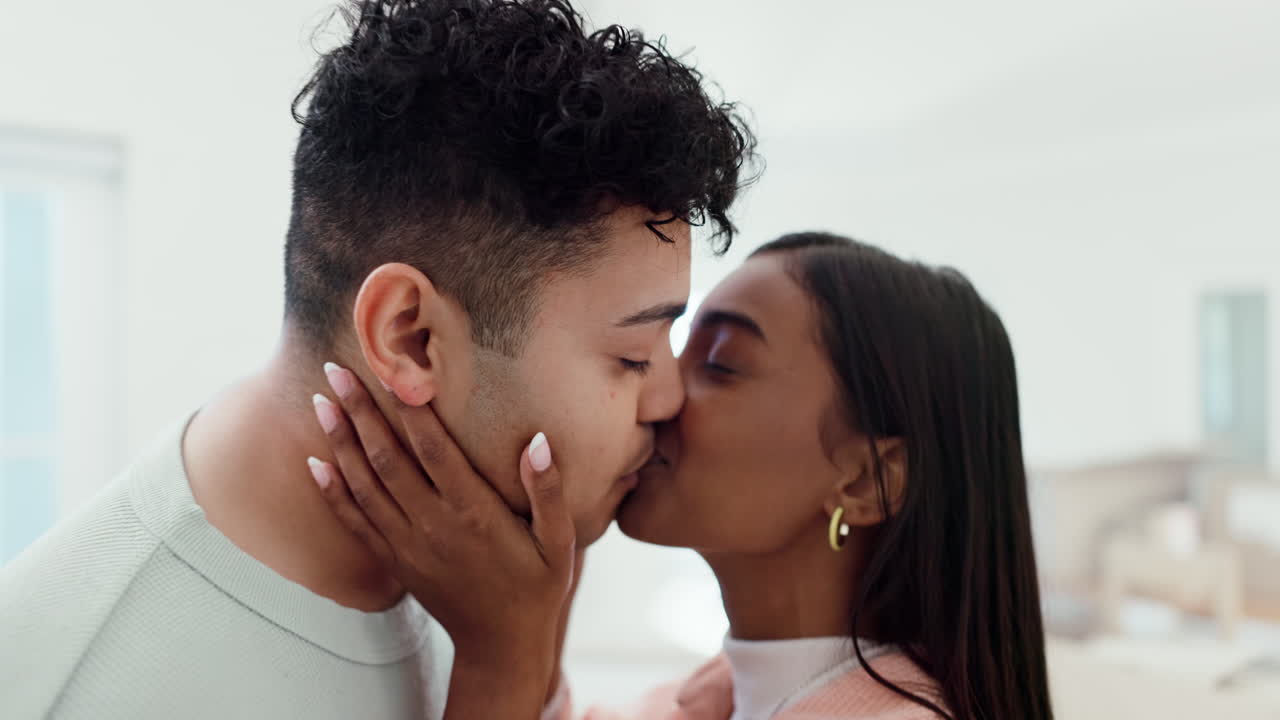Volto, giovane coppia e bacio a casa per amore