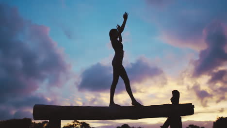 silueta, condición física y mujer en la viga de equilibrio
