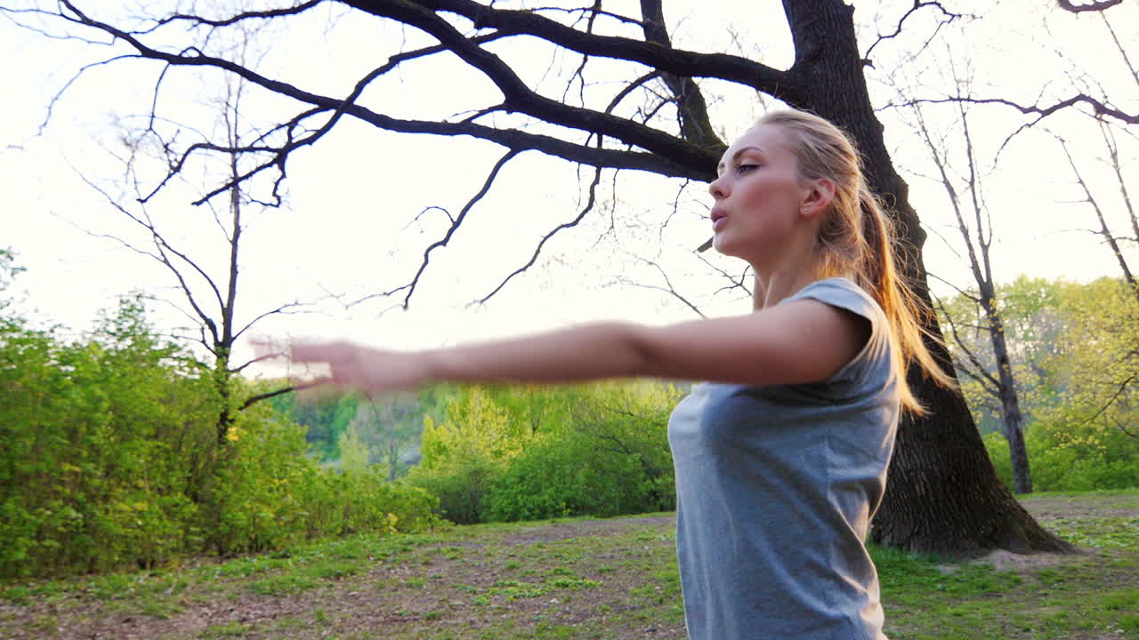 mujer atractiva calentando antes de trotar